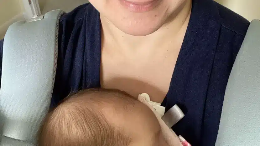 Selfie Thinh-Lay mit Kayla in der Babytrage.